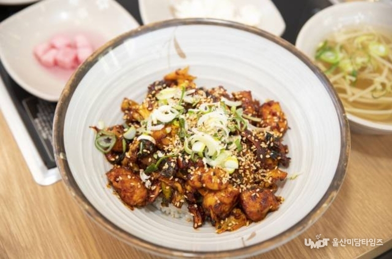 양포항의 대표 메뉴 중 하나인 아귀덮밥.<br>
따뜻한 밥 위에 아귀불고기를 얹어 불향 가득한 맛이 별미이다.