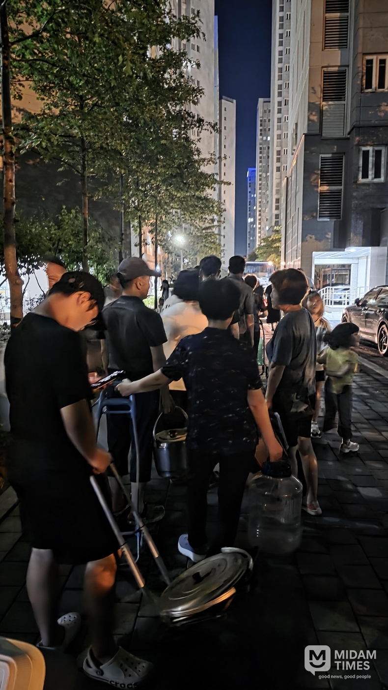언양의 한 아파트에서 주민들이 물을 배급받기 위해 줄을 서고 있다 사진 최현준 독자제공